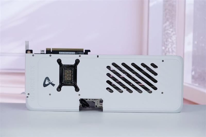 电竞叛客RTX 5070 Ti MAX显卡评测:300W性能释放畅玩4K 隐藏电源线设计海景房绝配