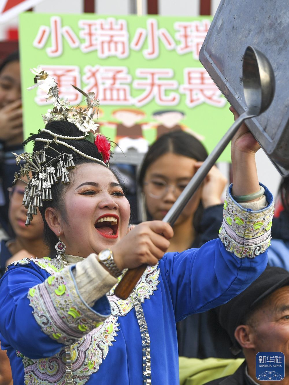 ↑拉拉队在“村超”现场为球队助威。