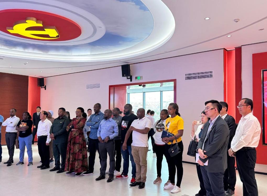 4月18日，考察团在福州省委党校参观。新华社记者 邵艺博 摄