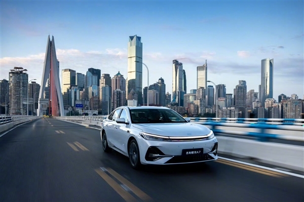 8.18万起卖爆了 全新吉利银河A7上市27分钟大定破万台