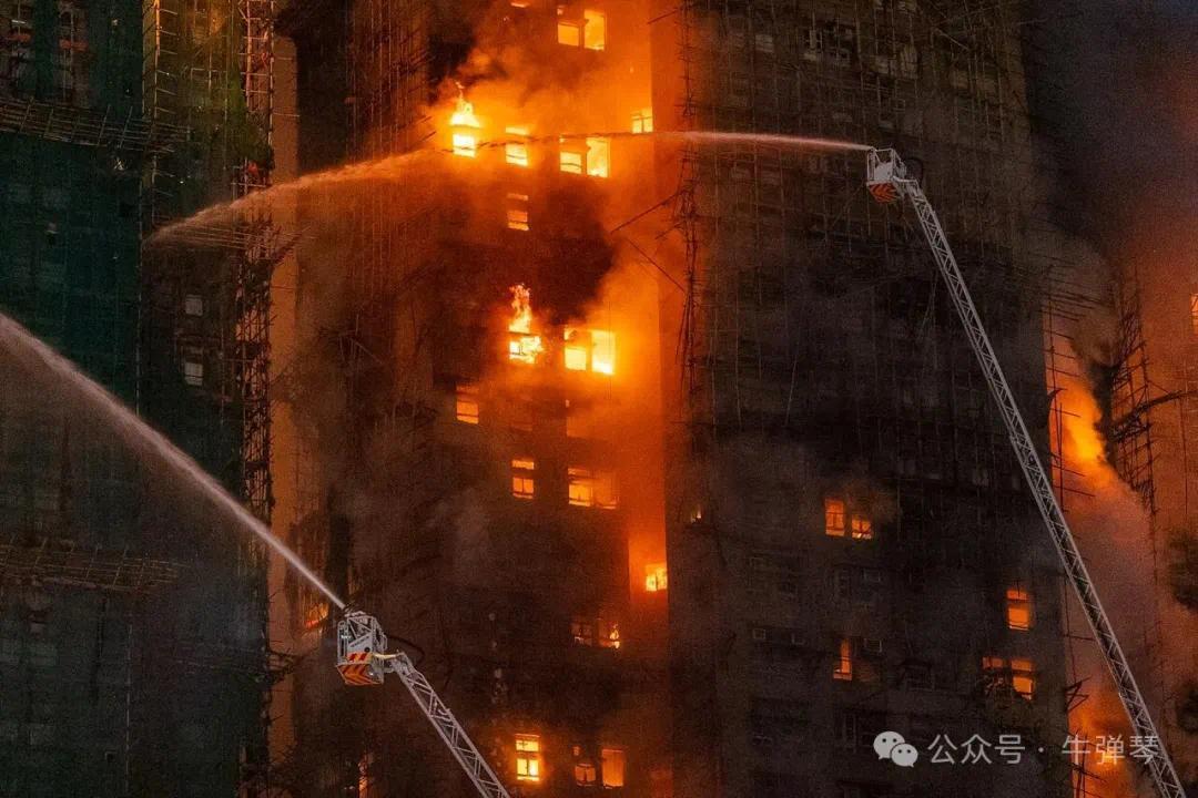 消防員試圖撲滅吞噬一棟建筑的香港火災火焰,此前旺福法院發生火災。最讓