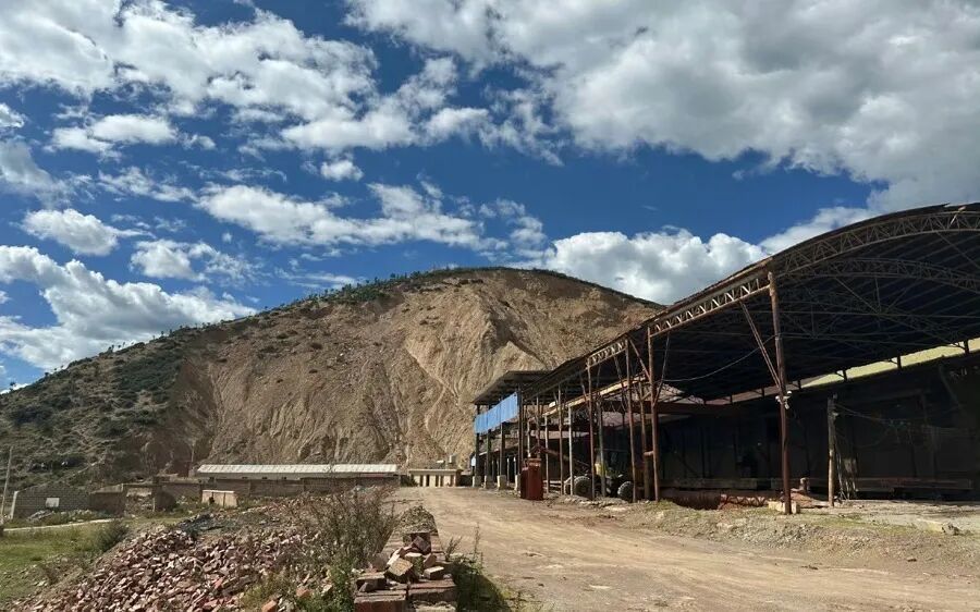 上官正义探访的一家强迫残障人士做工的砖厂外景。 上官正义供图