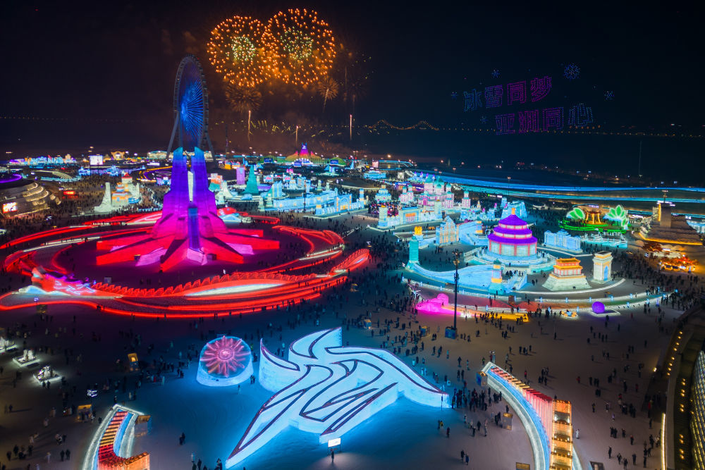 这是2025年1月5日拍摄的第41届中国·哈尔滨国际冰雪节现场上空的烟花秀（无人机照片）。当日，2025年第九届亚洲冬季运动会迎来开幕倒计时30天。新华社记者 张涛 摄