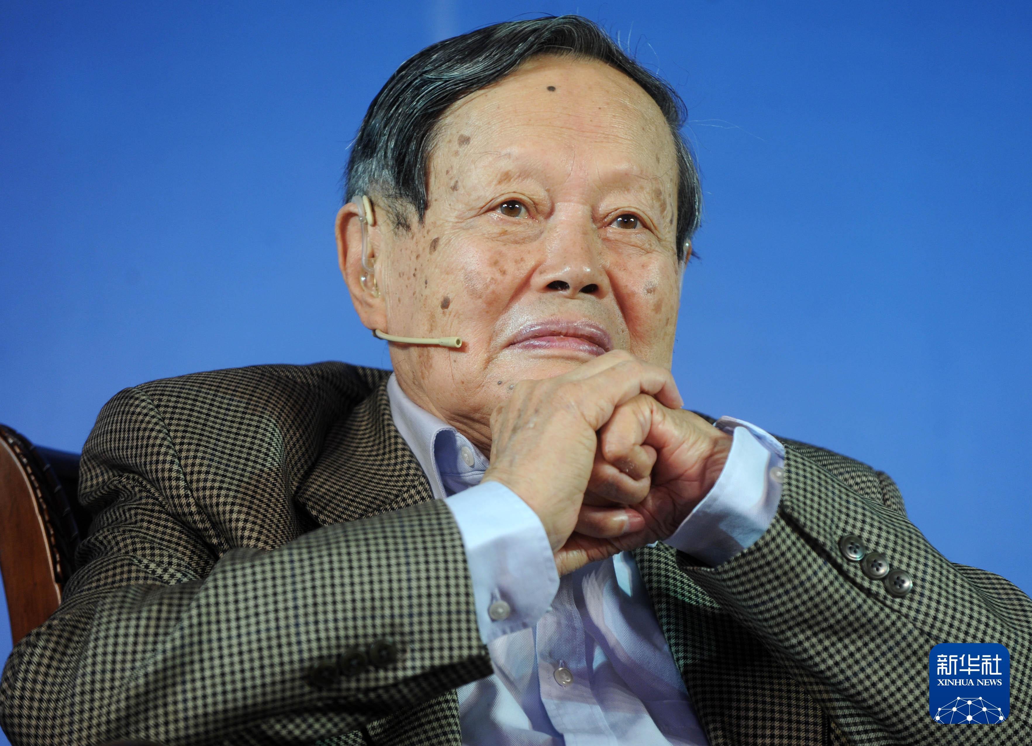 2013年5月15日,杨振宁参加在北京大学举行的“科学与文学的对话”活动。新华社发