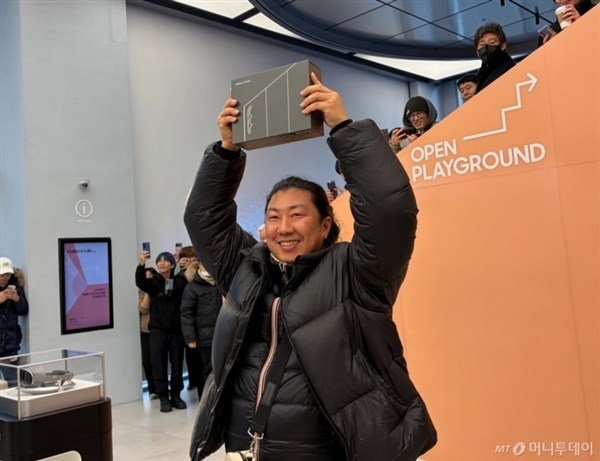 全球首个三星三折叠屏消费者诞生：42岁 严寒中排队将近24小时