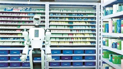 银河通用的Galbot G1具身机器人在智慧药房工作