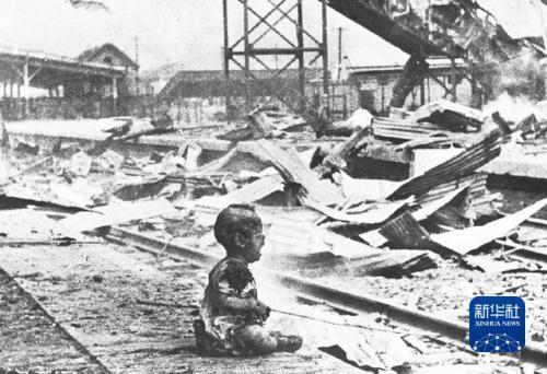 1937年8月28日,日军轰炸上海南站,炸死候车妇孺200余名,一个满身是血的幼儿嚎啕大哭。王小亭 摄
