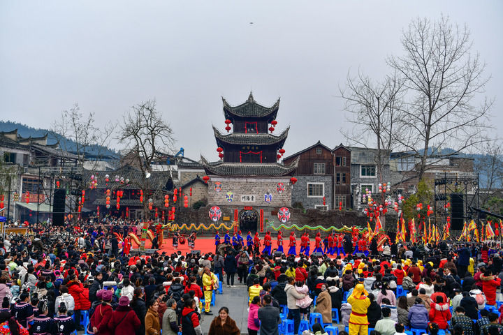 这是贵州锦屏隆里“村晚遇元宵&middot;来隆里玩花脸龙”活动现场（2025年2月11日摄）。新华社记者 杨文斌 摄