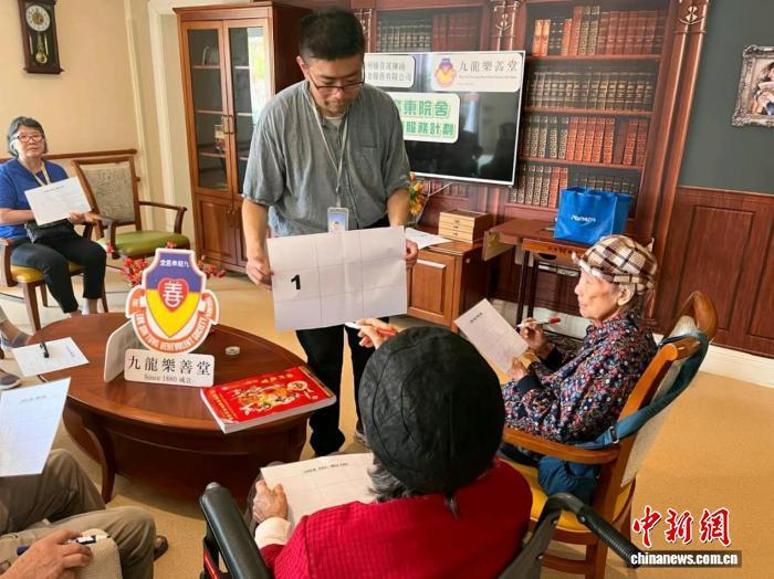 香港慈善机构定期派社工到广州的一所老年公寓为长者开展认知训练。广东省民政厅 供图