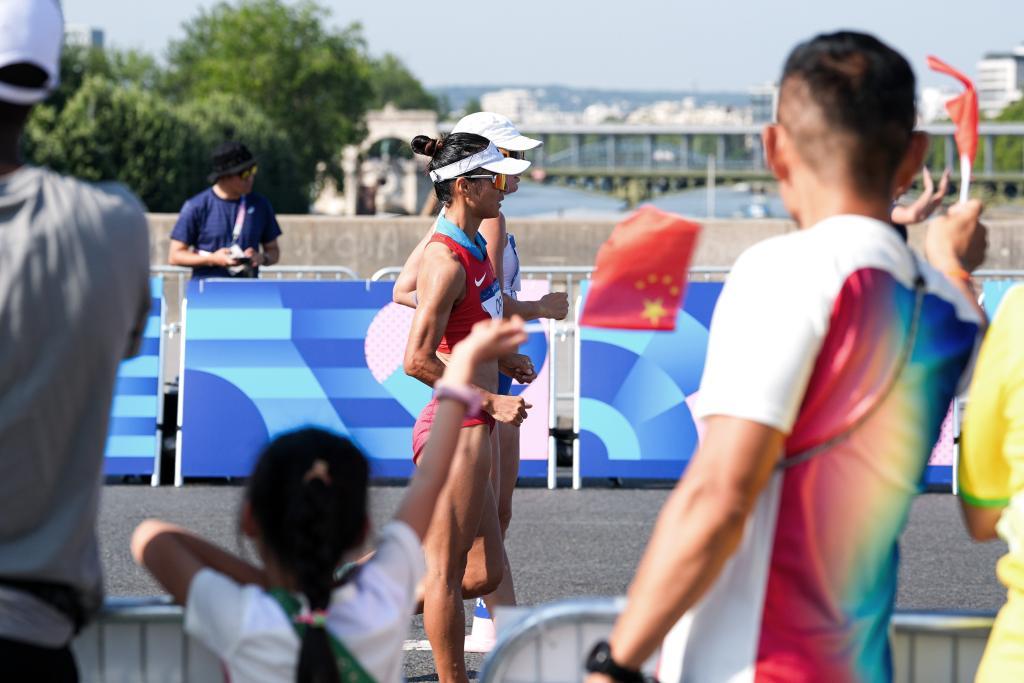 2024年8月1日，刘虹的家人（前）在现场为她加油助威。新华社记者 许畅 摄