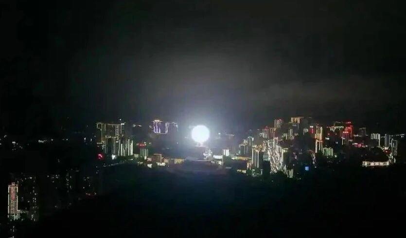 ▲“人造月亮”此前夜间亮灯效果 图据网络