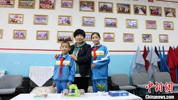 吾吉与学生合影。温泉县融媒体中心供图