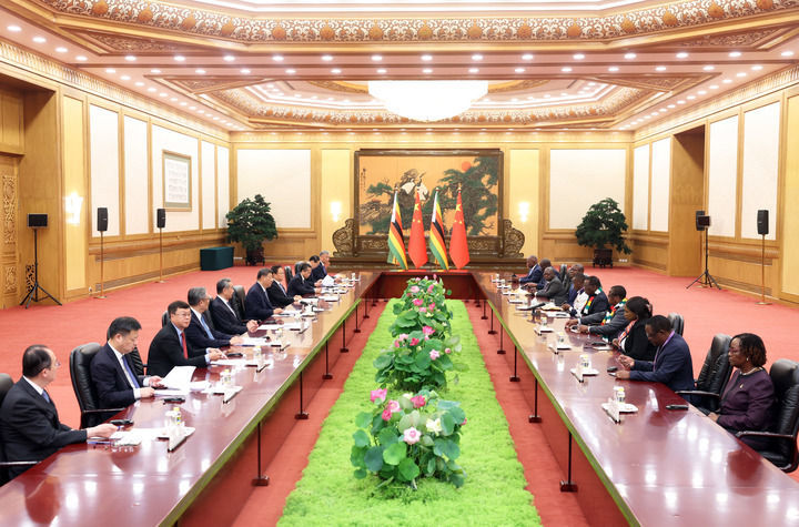 9月4日上午,国家主席习近平在北京人民大会堂会见来华出席纪念中国人民抗日战争暨世界反法西斯战争胜利80周年活动的津巴布韦总统姆南加古瓦。两国元首宣布将双边关系提升为中津全天候命运共同体。新华社记者 刘卫兵 摄
