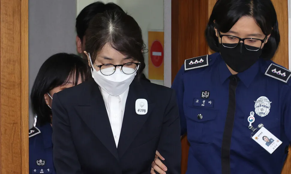 9月24日,韩国前总统尹锡悦妻子金建希以被告身份出庭场景对外公开。