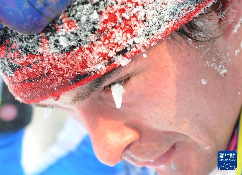2011年1月2日，2011年中国长春净月潭瓦萨国际越野滑雪节暨国际雪联长距离积分赛在长春市净月潭国家森林公园开幕，一名选手的睫毛上“挂上”了冰凌。新华社记者徐家军摄