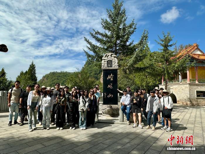 9月3日,台湾青年研学团一行40人登临位于甘肃省平凉市的“西来第一山”崆峒山。云雾缭绕的亭台楼阁间,台青们沿蜿蜒石阶拾级而上,时而凝神聆听道教宫观典故,时而用镜头记录山间景致,云雾缭绕中,古观飞檐、苍松翠柏相映成趣,台青们沉浸式感受“道源圣地”的千年文脉与武韵。崆峒山作为丝绸之路重要文化地标,正成为两岸青年心灵契合的独特纽带。图为台青们在“崆峒山”石碑前合影留念。王牧雨 摄