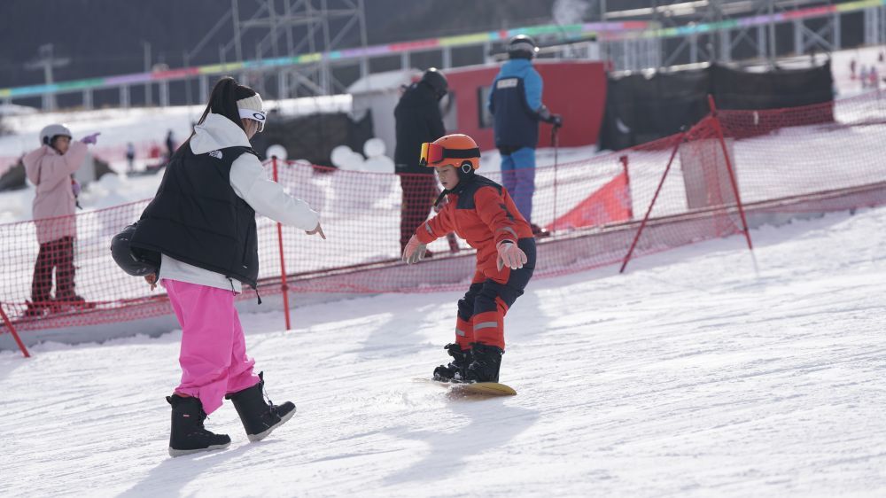12月3日，一位小朋友正在雪道上练习滑行。新华社记者 张啸诚 摄