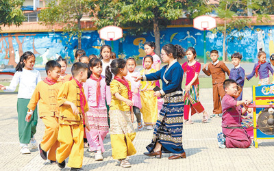 银井小学举行中缅学生社团活动。　　人民网记者 庄志斌摄