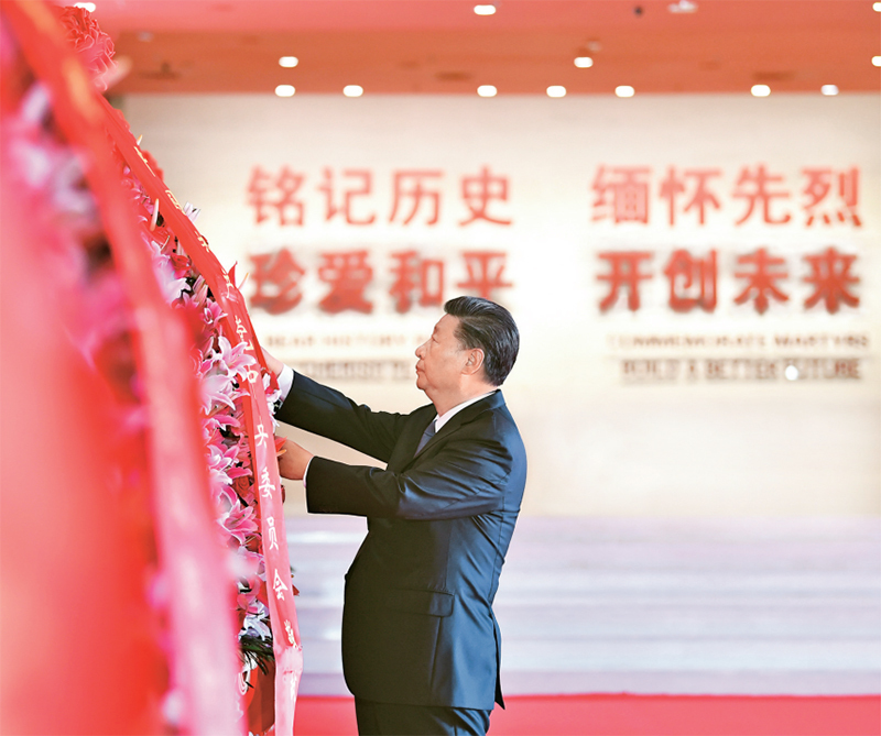 2020年9月3日上午，中共中央总书记、国家主席、中央军委主席习近平等党和国家领导人来到中国人民抗日战争纪念馆，出席纪念中国人民抗日战争暨世界反法西斯战争胜利75周年向抗战烈士敬献花篮仪式。这是习近平整理花篮上的缎带。 新华社记者 谢环驰/摄