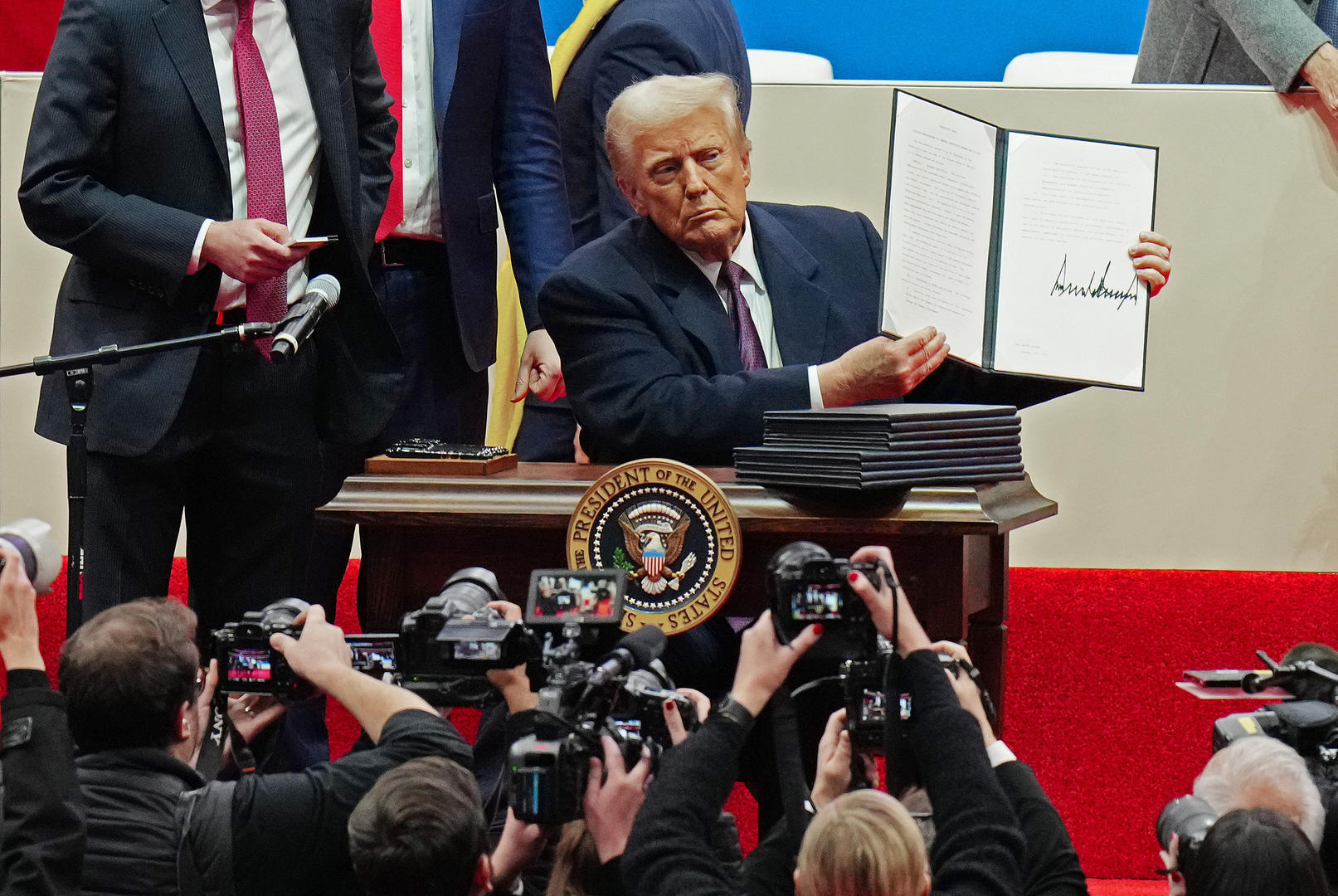 十大关键事件看特朗普政府“混乱”百日执政_凤凰网