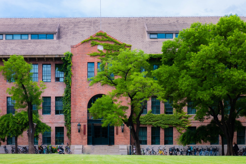 位于清华大学科学馆的高等研究院。杨振宁的办公室在科学馆二楼,这里也是他父亲杨武之曾经工作的地方。(清华大学供图)