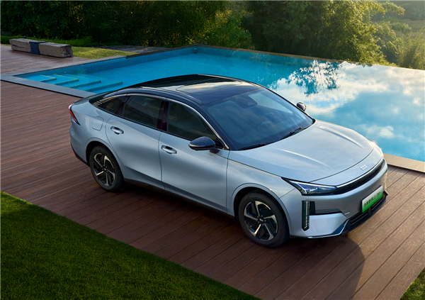 亏电油耗2.9L 续航破2000公里!吉利银河L6 EM-i预售:8.98万起