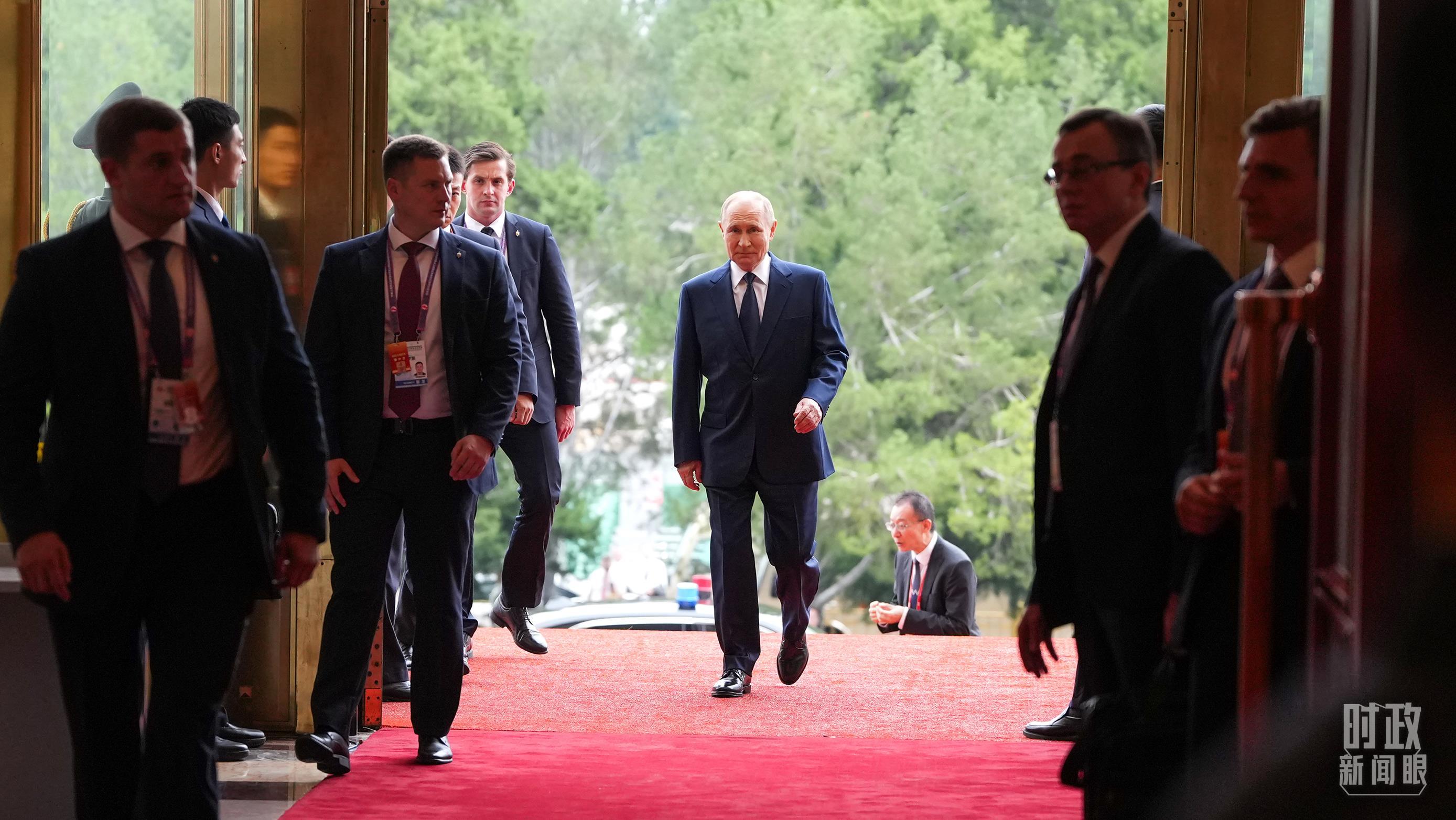 △普京总统步入人民大会堂。（总台记者李晋拍摄）