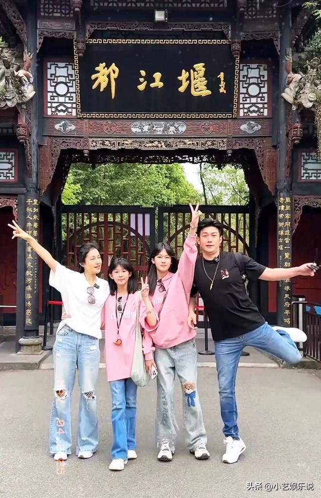 陆毅鲍蕾一家四口甜蜜出游,两个宝贝女儿颜值爆表,太可爱了!