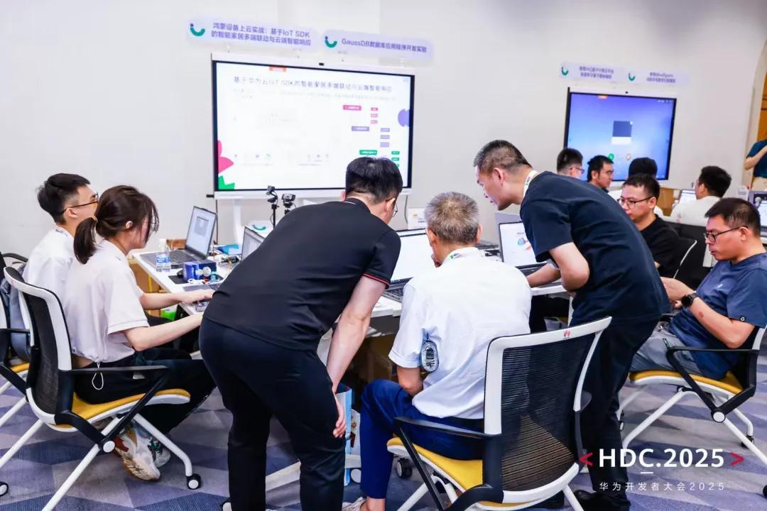 “基于润开鸿DAYU800A实现智能家居多端联动与云端智能响应方案开发”挑战赛现场