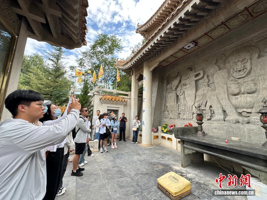 图为台青参观山海经中的西王母像石刻 王牧雨 摄