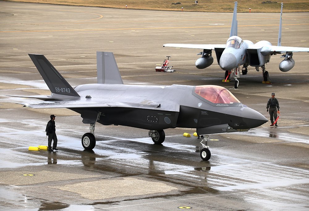 抵达小松基地的F-35A与迎接的F-15J 日本航空自卫队