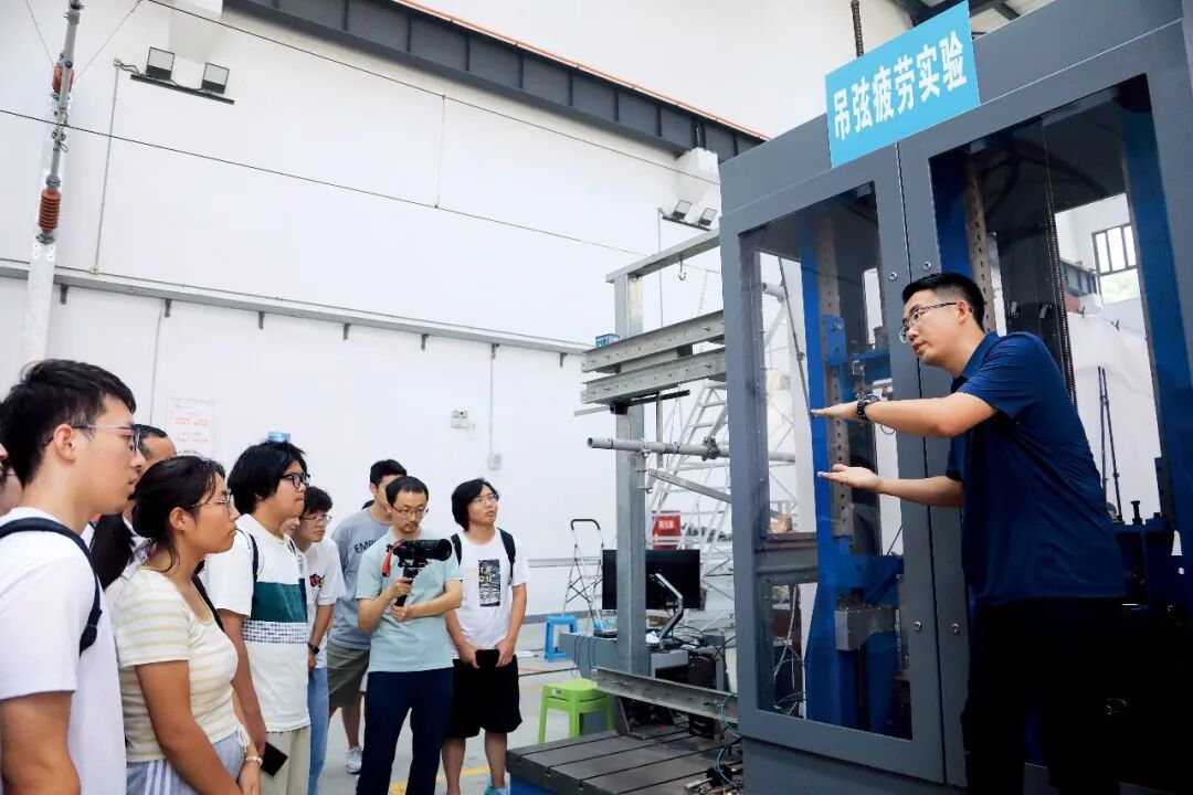 2024年9月4日,四川成都,西南交通大学组建了跨学院、跨学科、跨专业的课程团队,在2024年秋季学期开设了首门AI课程人工智能通识。图/中新