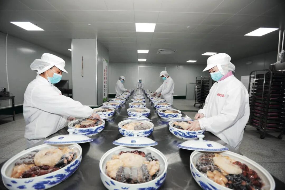 工人在江苏淮安一家预制菜企业生产线上忙碌 图/视觉中国
