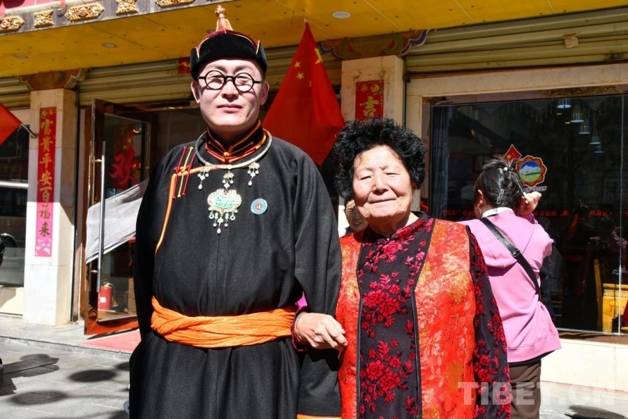 图为已是第四次进藏旅行的82岁包奶奶（右） 摄影：赵振宇