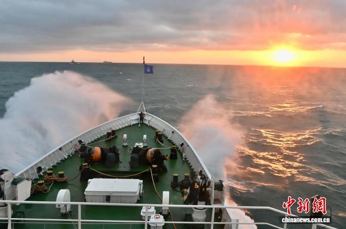 图为台湾海峡首艘大型巡航救助船“海巡06”轮参与行动。中新社记者 王东明 摄