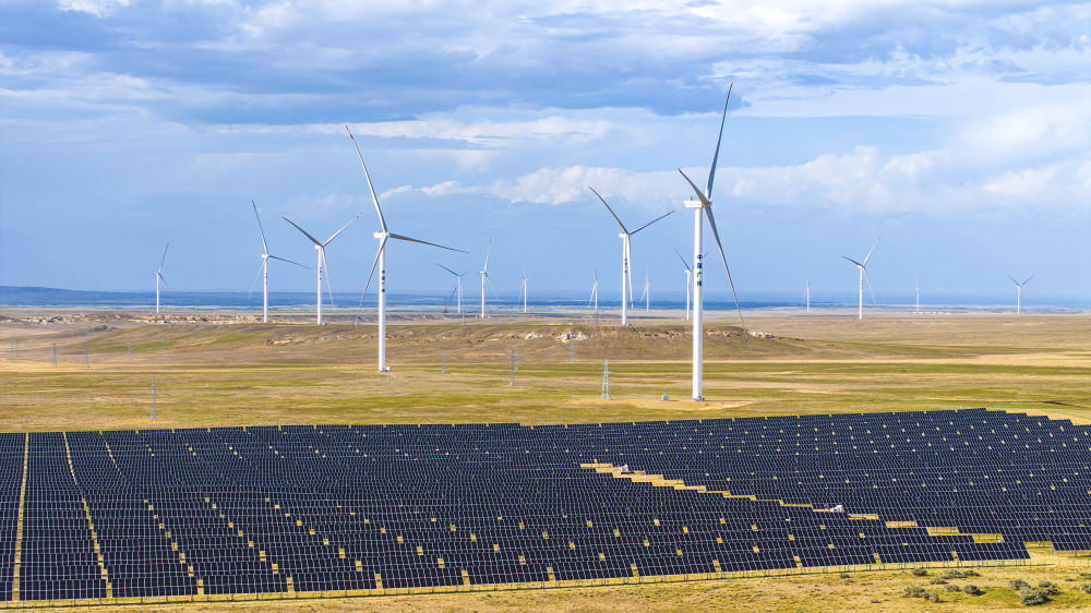 这是2025年7月1日在新疆阿勒泰地区吉木乃县拍摄的50万千瓦时风电项目配套输电线路建设现场（无人机照片）新华社发（努尔别克&middot;努尔曼 摄）