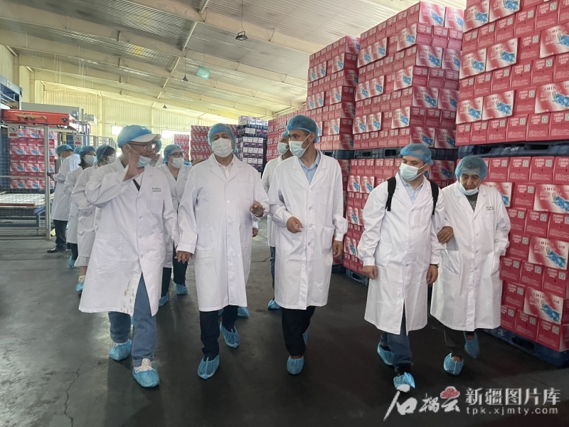 7月24日,代表团在新疆阿米娜特色农业高科技开发有限公司参观饮料加工生产车间。石榴云/新疆日报记者 任华摄