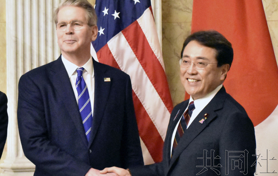 5月1日,贝森特与赤泽亮正在美国举行美日谈判 共同社