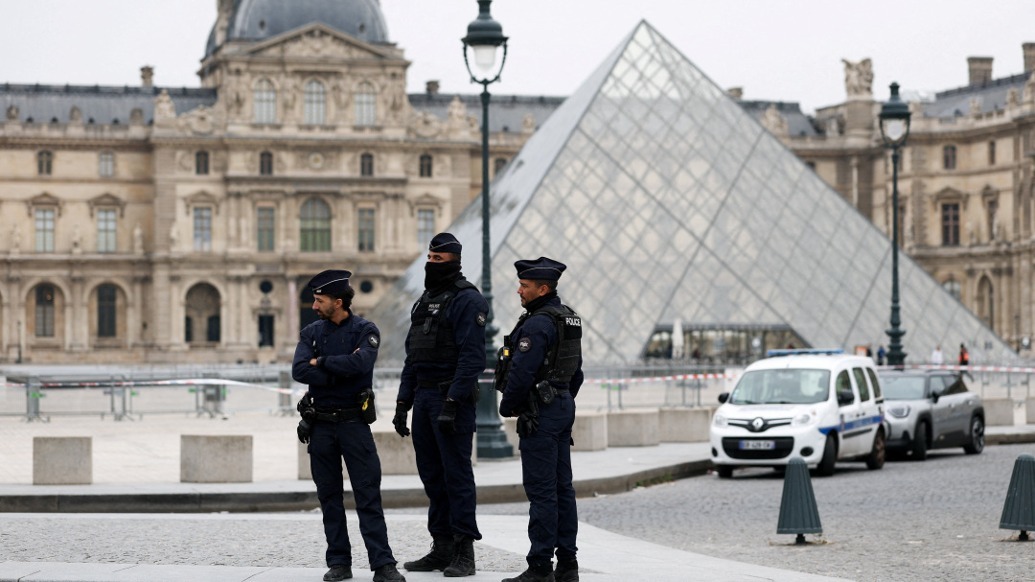 10月19日,在法国巴黎,警察聚集在卢浮宫博物馆外。新华社 图