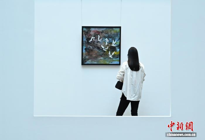 浙江宁波：奉籍华人画家回乡作品展吸引民众_凤凰网