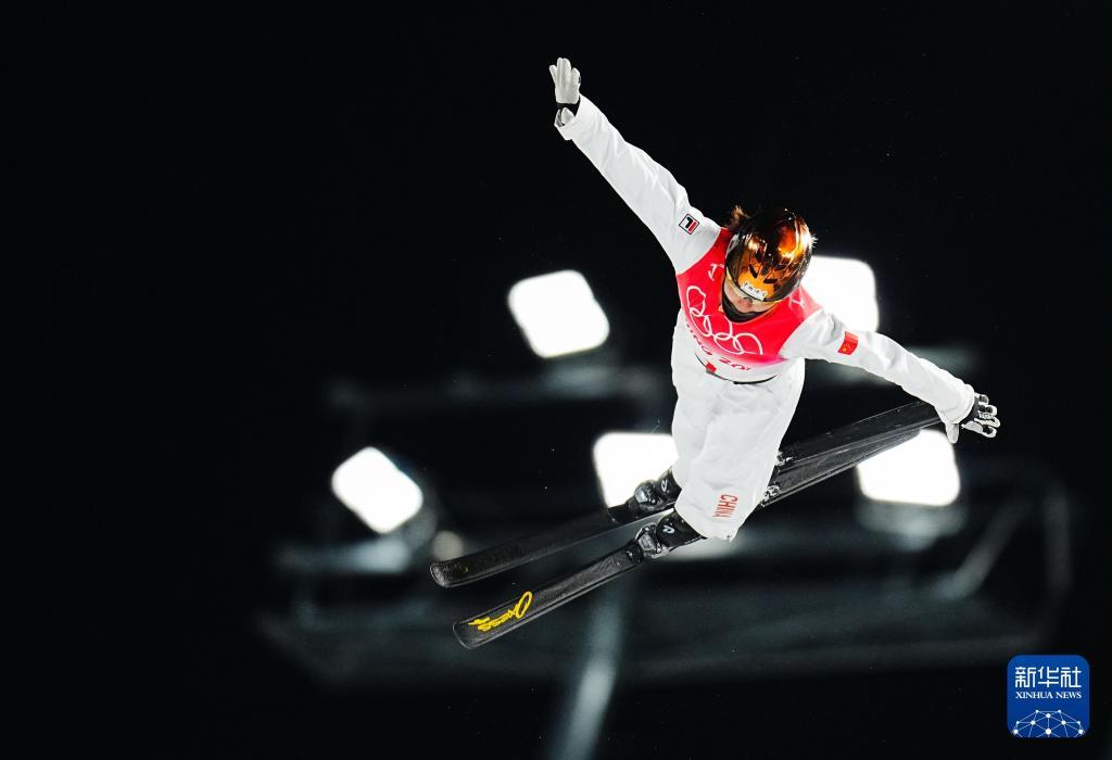 2022年2月14日，中国选手徐梦桃在北京2022年冬奥会自由式滑雪女子空中技巧决赛中夺得冠军。新华社记者许畅摄