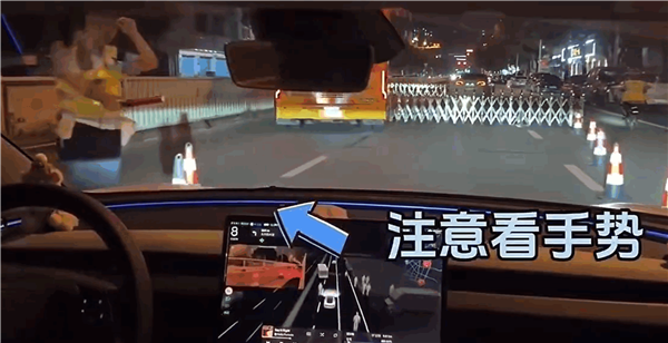博主分享特斯拉FSD遇查酒驾视频 停车、吹气、起步全程无接管