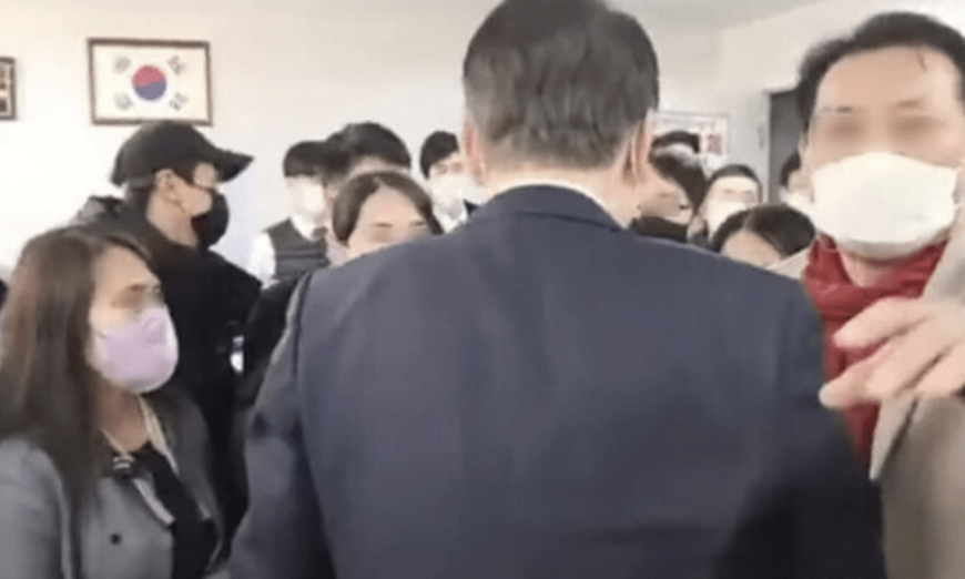 尹锡悦初次竞选总统期间，建晋法师带着尹锡悦来到竞选办公室，向他先容职员。网上影片截图