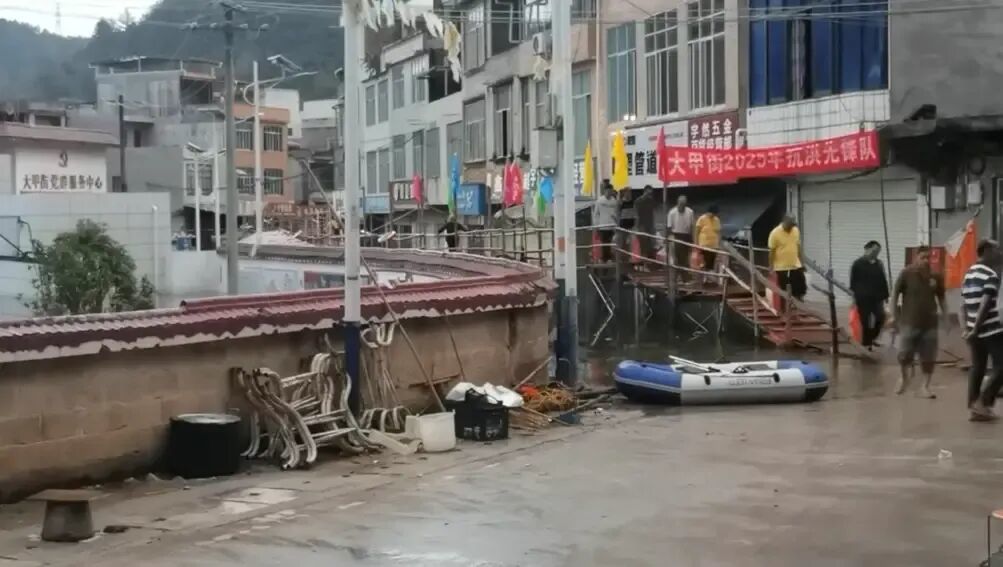 ●村民通过钢架桥领取物资。讲述者供图