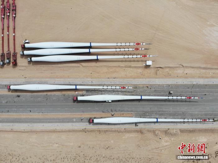 4月23日，航拍位于甘肃省武威市民勤县的甘肃远景能源有限公司运输完成制造的智能风机叶片。李亚龙　摄