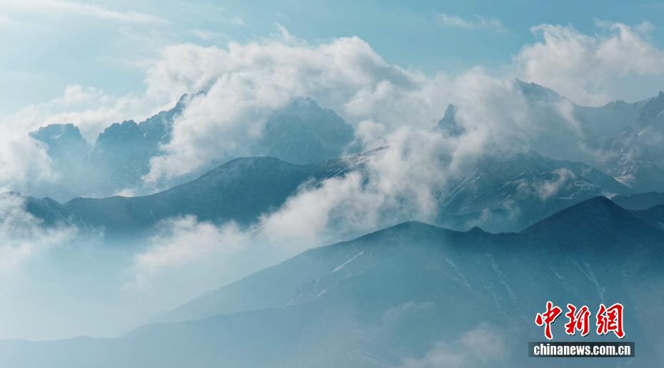 图为雪山之上云海翻滚　王春财　摄