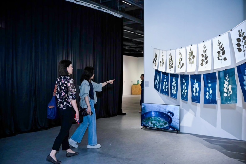 “以土为源”艺术展沪上启幕:118件作品诠释土壤生态的当代美学