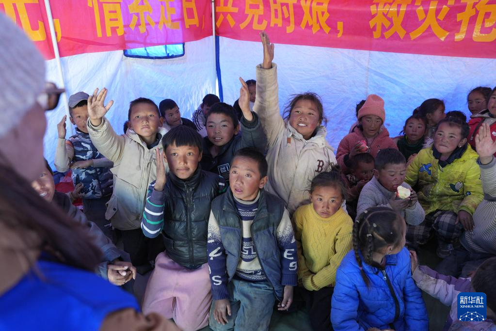 1月8日，在日喀则市定日县措果乡塘仁村地震灾后安置点，孩子们在回答西藏星光社会工作服务中心社工关于地震灾害及灾后心理建设的问题。新华社记者 晋美多吉 摄