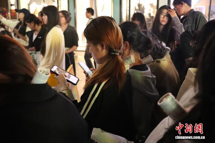 正在“熏艾”的市民。 熊锦阳 摄