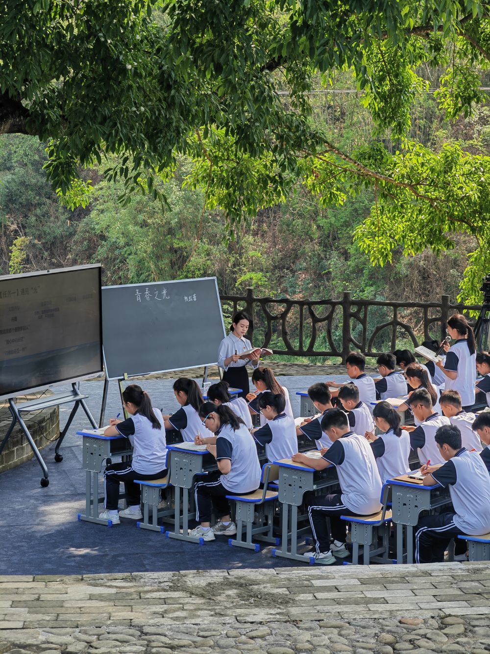 这是百坭村同心文化广场授课现场。新华社记者 赵欢 摄